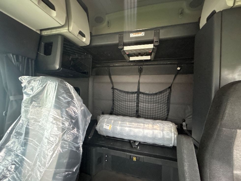 Sleeper Tractor-Heavy Duty Tractors-Freightliner-2019-T12664ST-Sturtevant-WI-555,652\n\t\tmiles-$ 49,500 - Image 16