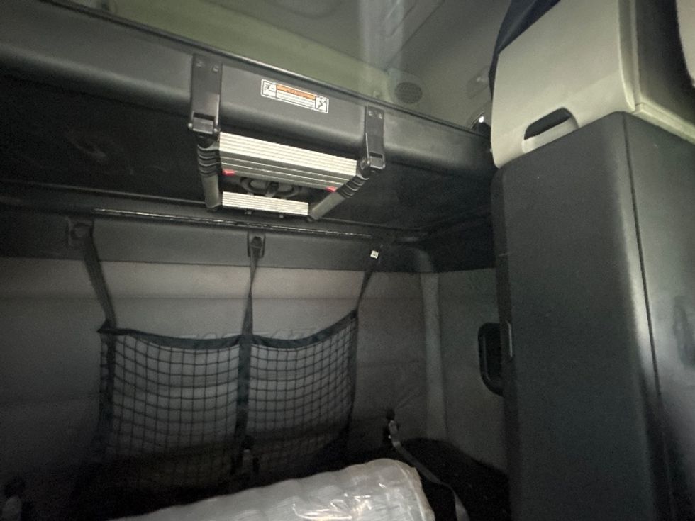 Sleeper Tractor-Heavy Duty Tractors-Freightliner-2019-T12664ST-Sturtevant-WI-555,652\n\t\tmiles-$ 49,500 - Image 18