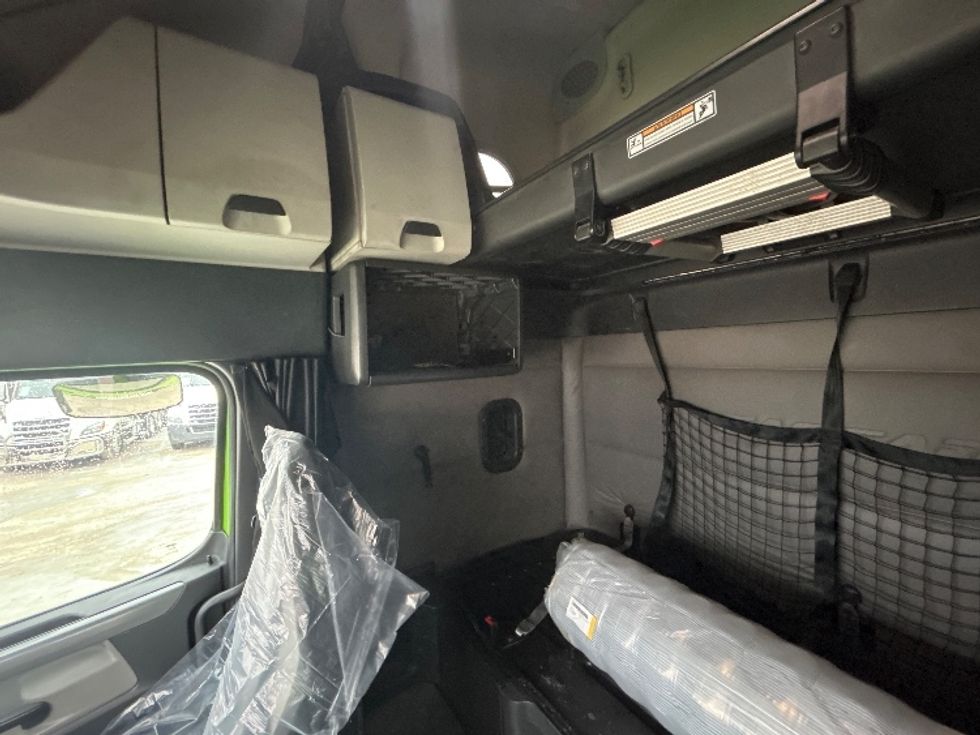Sleeper Tractor-Heavy Duty Tractors-Freightliner-2019-T12664ST-Sturtevant-WI-555,652\n\t\tmiles-$ 49,500 - Image 19