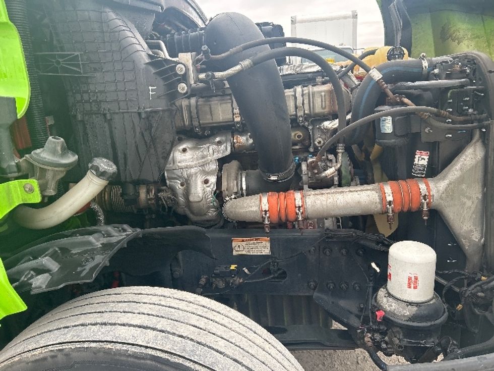 Sleeper Tractor-Heavy Duty Tractors-Freightliner-2019-T12664ST-Sturtevant-WI-555,652\n\t\tmiles-$ 49,500 - Image 20