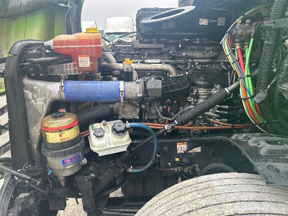 Sleeper Tractor-Heavy Duty Tractors-Freightliner-2019-T12664ST-Sturtevant-WI-555,652\n\t\tmiles-$ 49,500 - Image 21