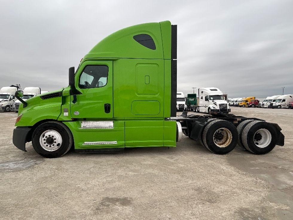 Sleeper Tractor-Heavy Duty Tractors-Freightliner-2019-T12664ST-Sturtevant-WI-555,652\n\t\tmiles-$ 49,500 - Image 4