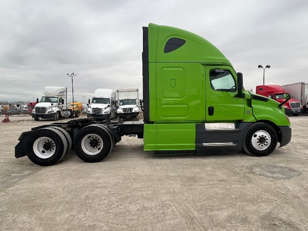 Sleeper Tractor-Heavy Duty Tractors-Freightliner-2019-T12664ST-Sturtevant-WI-555,652\n\t\tmiles-$ 49,500 - Image 8