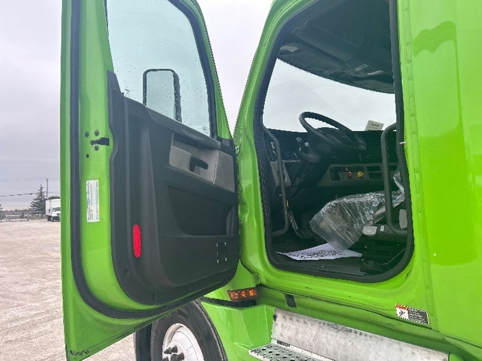 Sleeper Tractor-Heavy Duty Tractors-Freightliner-2019-T12664ST-Sturtevant-WI-555,652\n\t\tmiles-$ 49,500 - Image 9