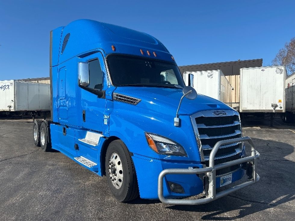 Sleeper Tractor-Heavy Duty Tractors-Freightliner-2019-T12664ST-Sturtevant-WI-660,309\n\t\tmiles-$ 43,250 - Image 1