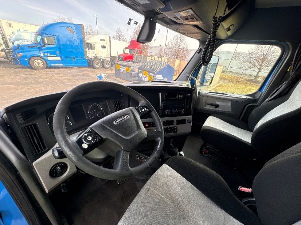 Sleeper Tractor-Heavy Duty Tractors-Freightliner-2019-T12664ST-Sturtevant-WI-660,309\n\t\tmiles-$ 43,250 - Image 10