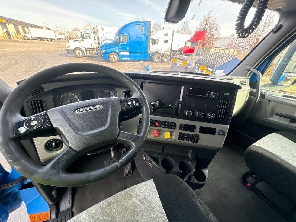 Sleeper Tractor-Heavy Duty Tractors-Freightliner-2019-T12664ST-Sturtevant-WI-660,309\n\t\tmiles-$ 43,250 - Image 11