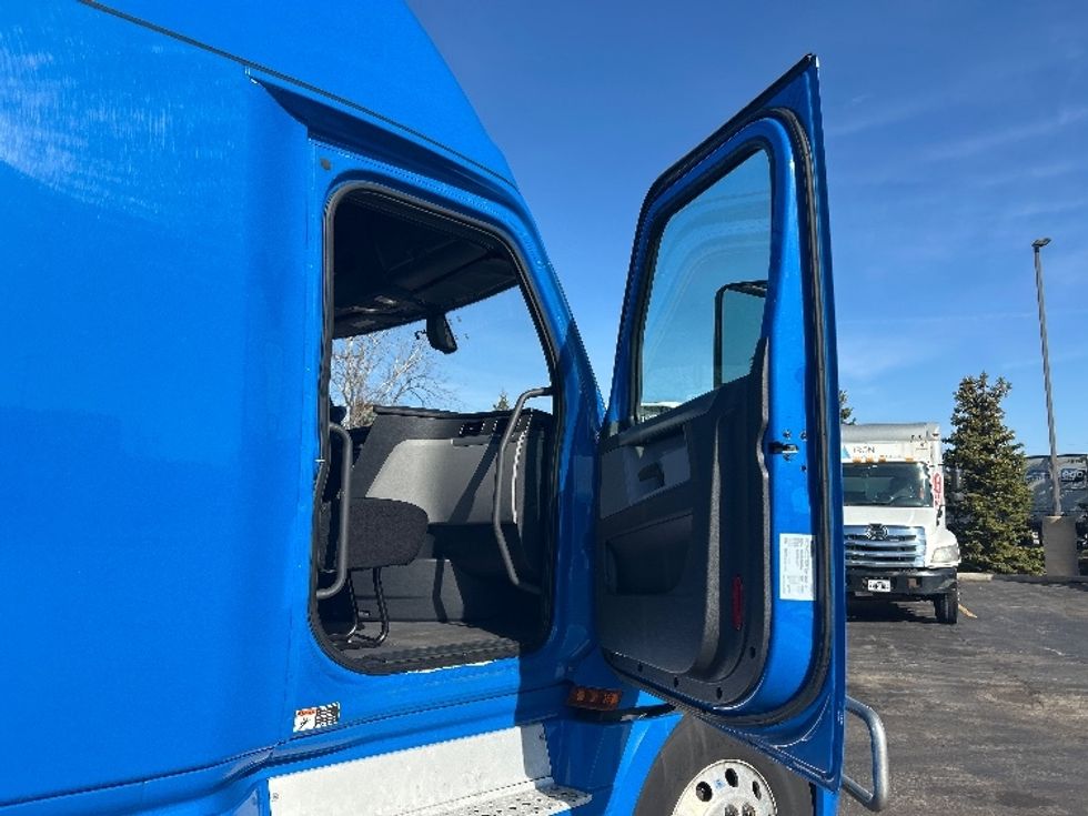 Sleeper Tractor-Heavy Duty Tractors-Freightliner-2019-T12664ST-Sturtevant-WI-660,309\n\t\tmiles-$ 43,250 - Image 13