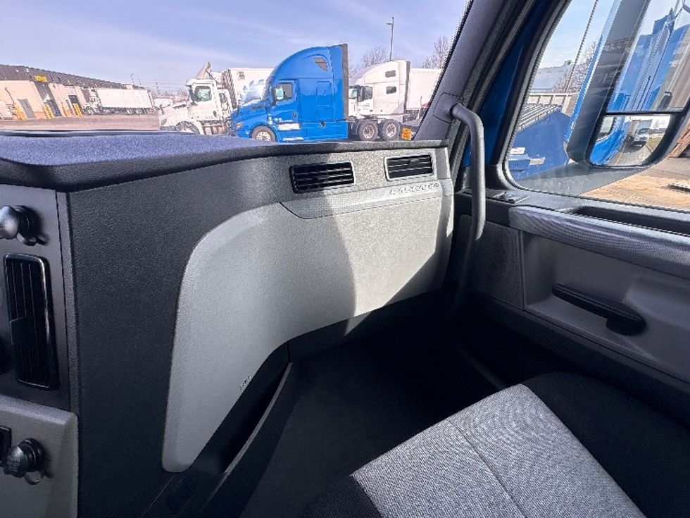 Sleeper Tractor-Heavy Duty Tractors-Freightliner-2019-T12664ST-Sturtevant-WI-660,309\n\t\tmiles-$ 43,250 - Image 14