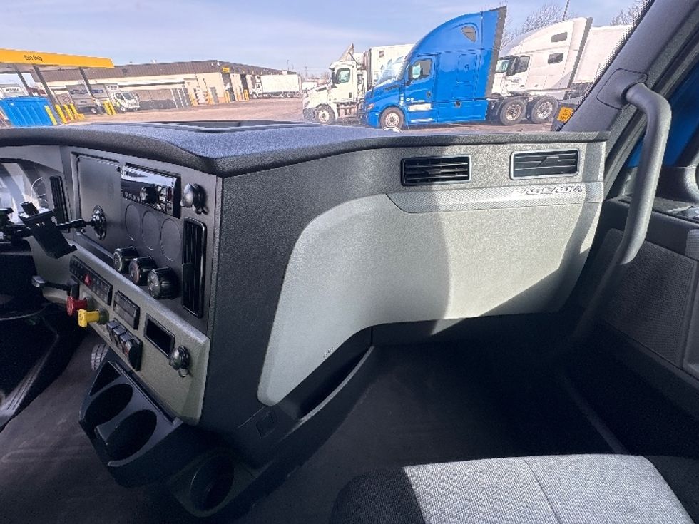 Sleeper Tractor-Heavy Duty Tractors-Freightliner-2019-T12664ST-Sturtevant-WI-660,309\n\t\tmiles-$ 43,250 - Image 15