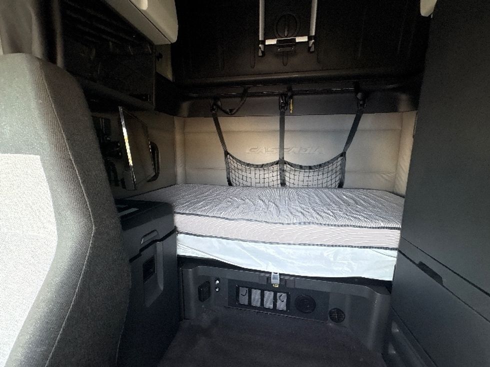 Sleeper Tractor-Heavy Duty Tractors-Freightliner-2019-T12664ST-Sturtevant-WI-660,309\n\t\tmiles-$ 43,250 - Image 16