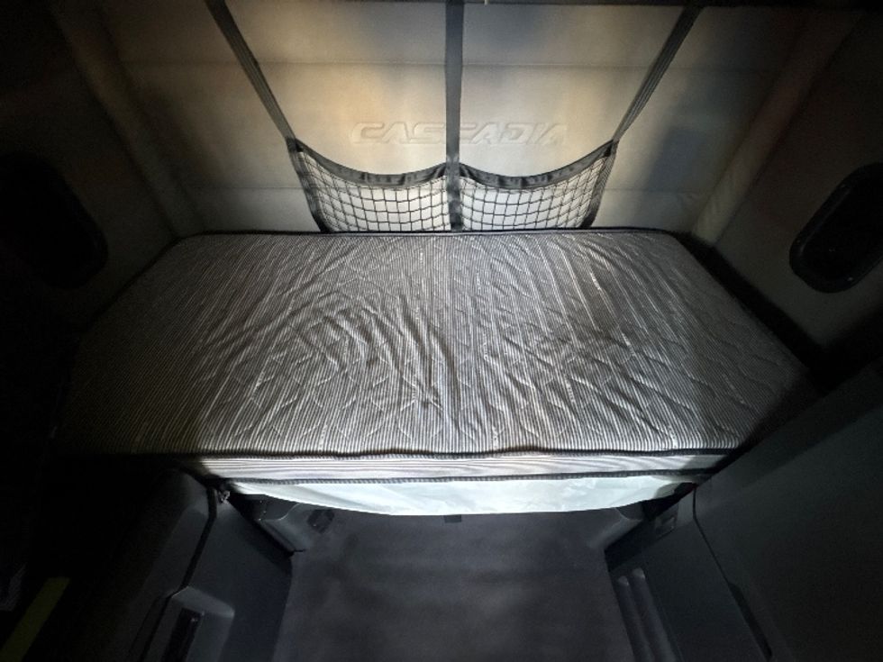 Sleeper Tractor-Heavy Duty Tractors-Freightliner-2019-T12664ST-Sturtevant-WI-660,309\n\t\tmiles-$ 43,250 - Image 17