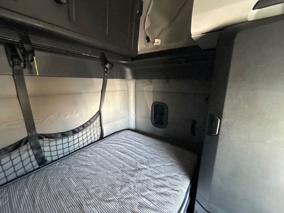 Sleeper Tractor-Heavy Duty Tractors-Freightliner-2019-T12664ST-Sturtevant-WI-660,309\n\t\tmiles-$ 43,250 - Image 18