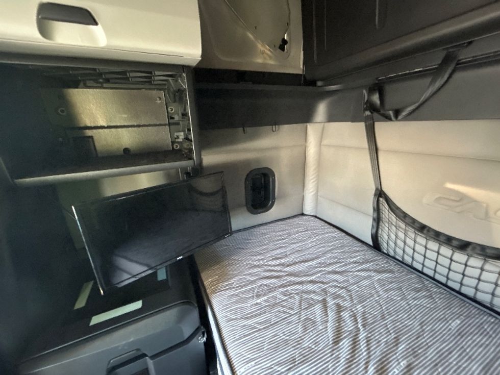 Sleeper Tractor-Heavy Duty Tractors-Freightliner-2019-T12664ST-Sturtevant-WI-660,309\n\t\tmiles-$ 43,250 - Image 19