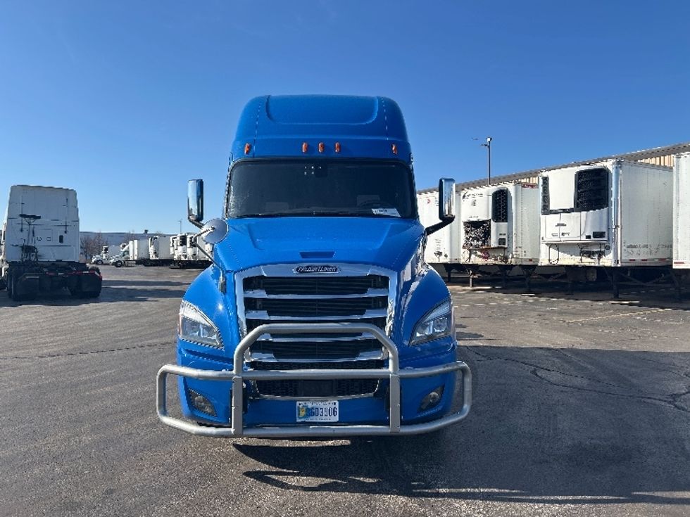 Sleeper Tractor-Heavy Duty Tractors-Freightliner-2019-T12664ST-Sturtevant-WI-660,309\n\t\tmiles-$ 43,250 - Image 2