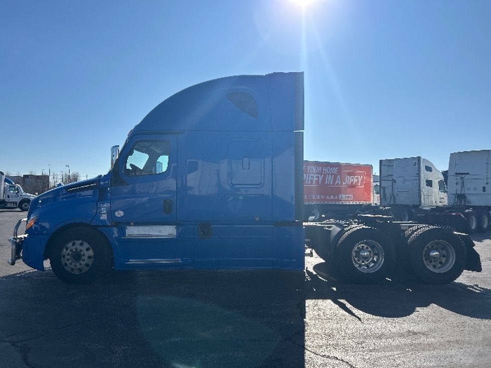Sleeper Tractor-Heavy Duty Tractors-Freightliner-2019-T12664ST-Sturtevant-WI-660,309\n\t\tmiles-$ 43,250 - Image 4