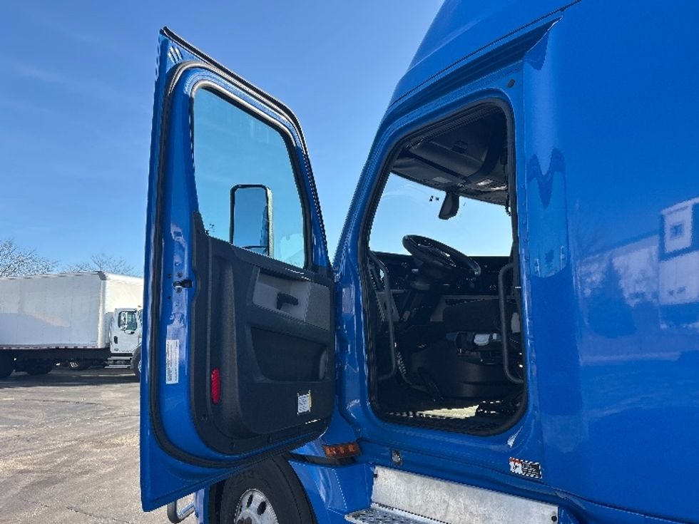 Sleeper Tractor-Heavy Duty Tractors-Freightliner-2019-T12664ST-Sturtevant-WI-660,309\n\t\tmiles-$ 43,250 - Image 9