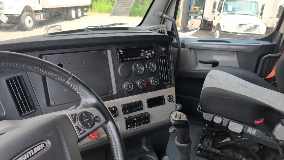 Sleeper Tractor-Heavy Duty Tractors-Freightliner-2019-T12664ST-Suwanee-GA-343,359\n\t\tmiles-$ 67,500 - Image 10
