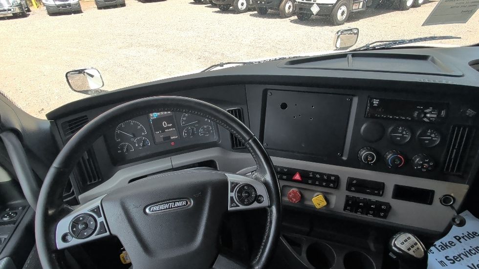 Sleeper Tractor-Heavy Duty Tractors-Freightliner-2019-T12664ST-Suwanee-GA-343,359\n\t\tmiles-$ 67,500 - Image 11