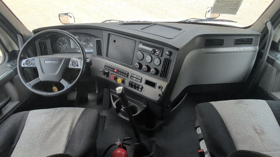 Sleeper Tractor-Heavy Duty Tractors-Freightliner-2019-T12664ST-Suwanee-GA-343,359\n\t\tmiles-$ 67,500 - Image 12