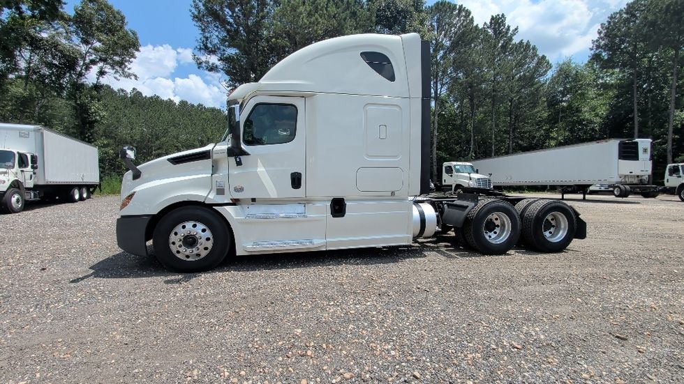 Sleeper Tractor-Heavy Duty Tractors-Freightliner-2019-T12664ST-Suwanee-GA-343,359\n\t\tmiles-$ 67,500 - Image 4