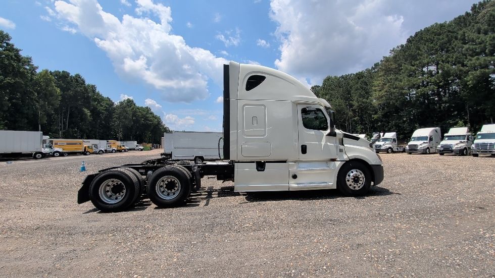 Sleeper Tractor-Heavy Duty Tractors-Freightliner-2019-T12664ST-Suwanee-GA-343,359\n\t\tmiles-$ 67,500 - Image 8