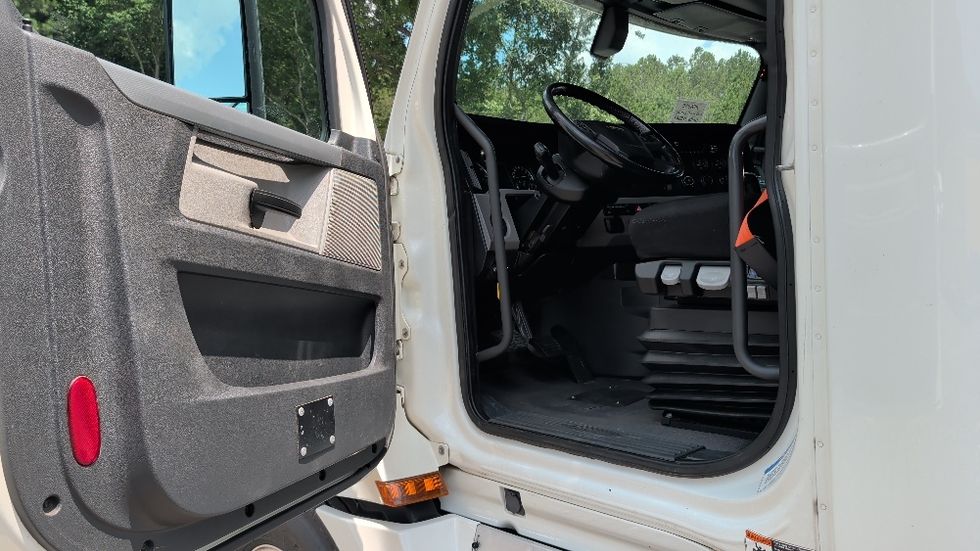Sleeper Tractor-Heavy Duty Tractors-Freightliner-2019-T12664ST-Suwanee-GA-343,359\n\t\tmiles-$ 67,500 - Image 9