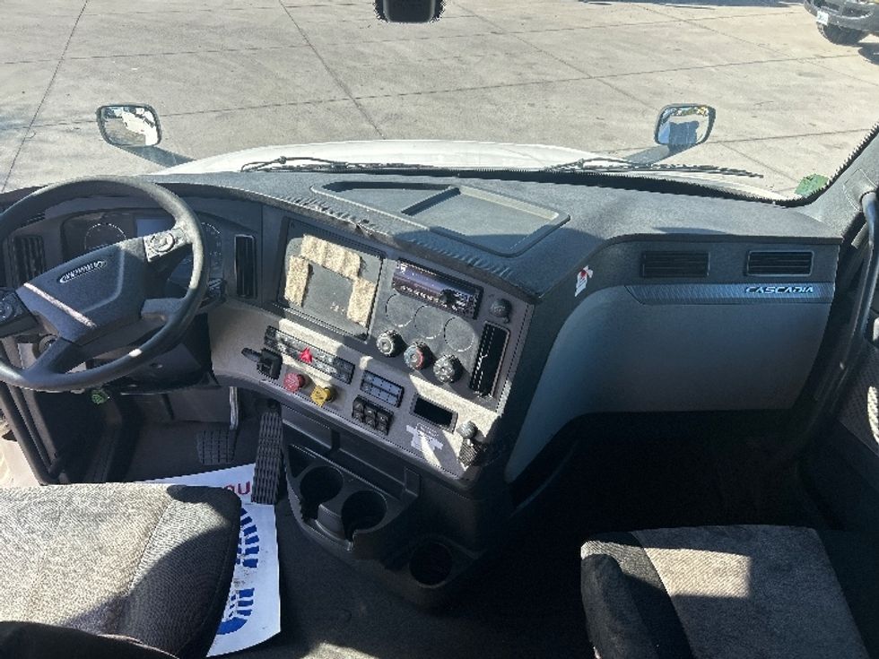 Sleeper Tractor-Heavy Duty Tractors-Freightliner-2019-T12664ST-Tampa-FL-626,906\n\t\tmiles-$ 45,000 - Image 12