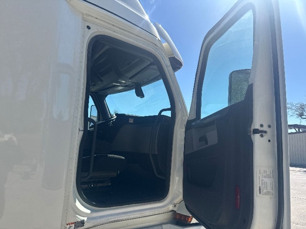 Sleeper Tractor-Heavy Duty Tractors-Freightliner-2019-T12664ST-Tampa-FL-626,906\n\t\tmiles-$ 45,000 - Image 13