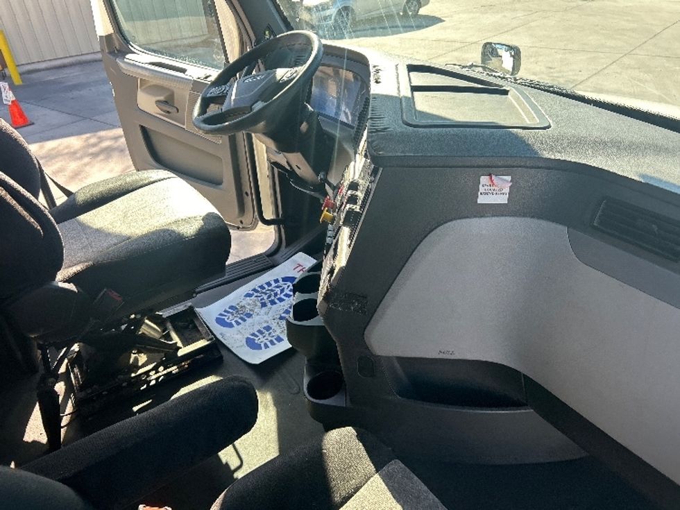 Sleeper Tractor-Heavy Duty Tractors-Freightliner-2019-T12664ST-Tampa-FL-626,906\n\t\tmiles-$ 45,000 - Image 15