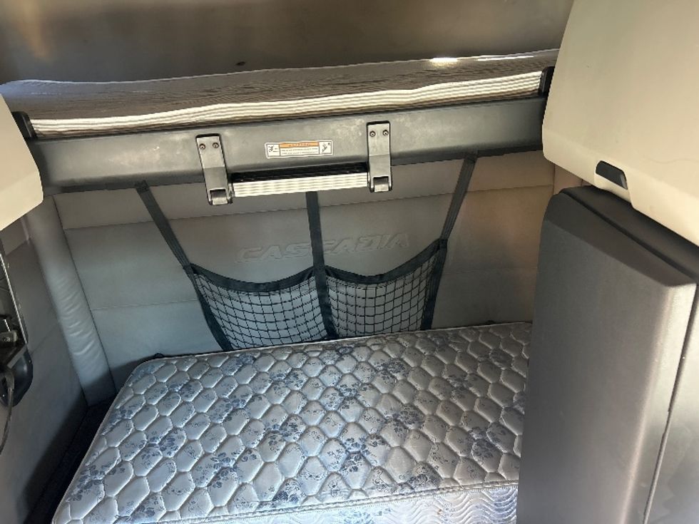 Sleeper Tractor-Heavy Duty Tractors-Freightliner-2019-T12664ST-Tampa-FL-626,906\n\t\tmiles-$ 45,000 - Image 16