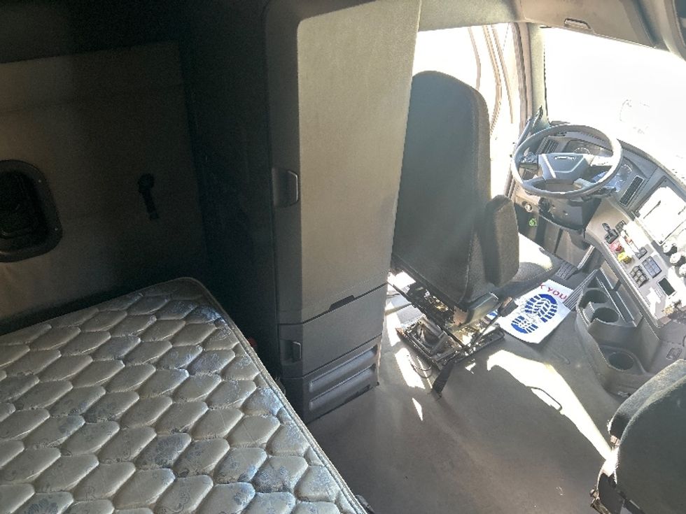 Sleeper Tractor-Heavy Duty Tractors-Freightliner-2019-T12664ST-Tampa-FL-626,906\n\t\tmiles-$ 45,000 - Image 18