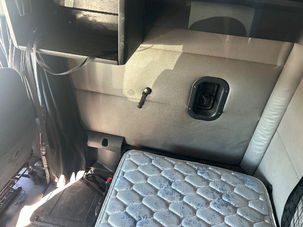 Sleeper Tractor-Heavy Duty Tractors-Freightliner-2019-T12664ST-Tampa-FL-626,906\n\t\tmiles-$ 45,000 - Image 19