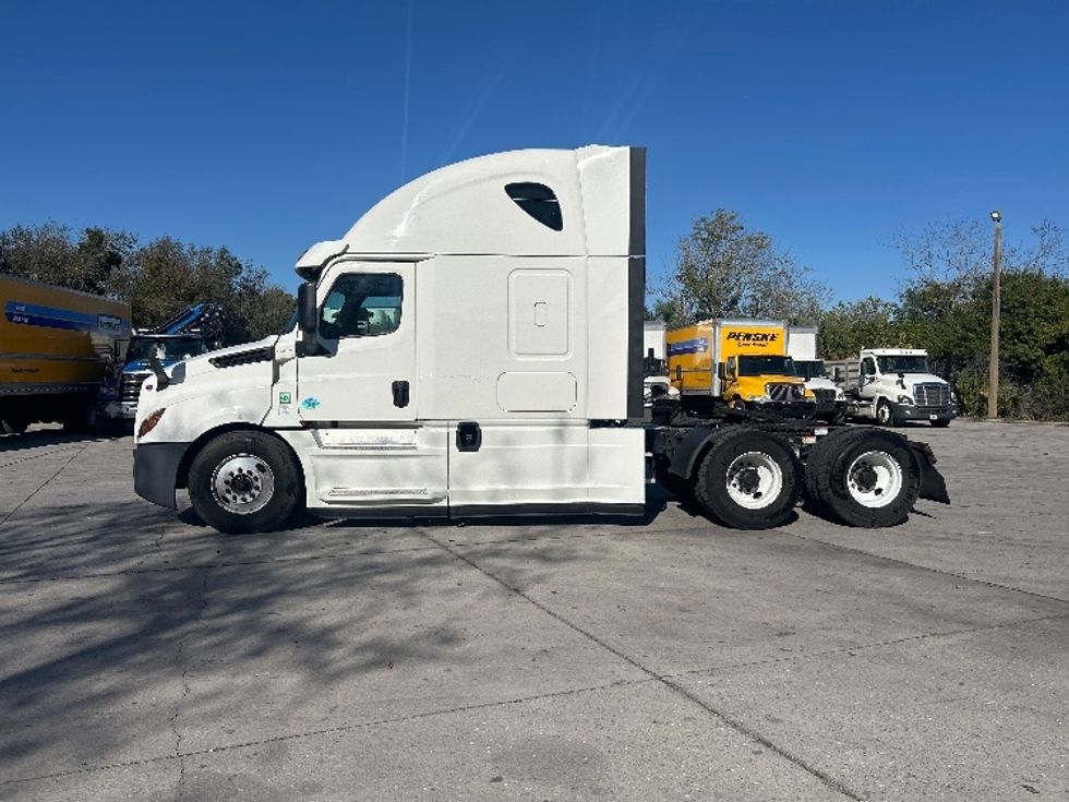 Sleeper Tractor-Heavy Duty Tractors-Freightliner-2019-T12664ST-Tampa-FL-626,906\n\t\tmiles-$ 45,000 - Image 4