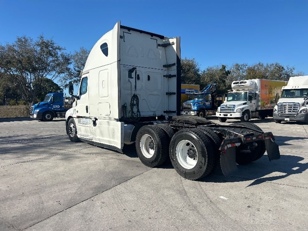 Sleeper Tractor-Heavy Duty Tractors-Freightliner-2019-T12664ST-Tampa-FL-626,906\n\t\tmiles-$ 45,000 - Image 5