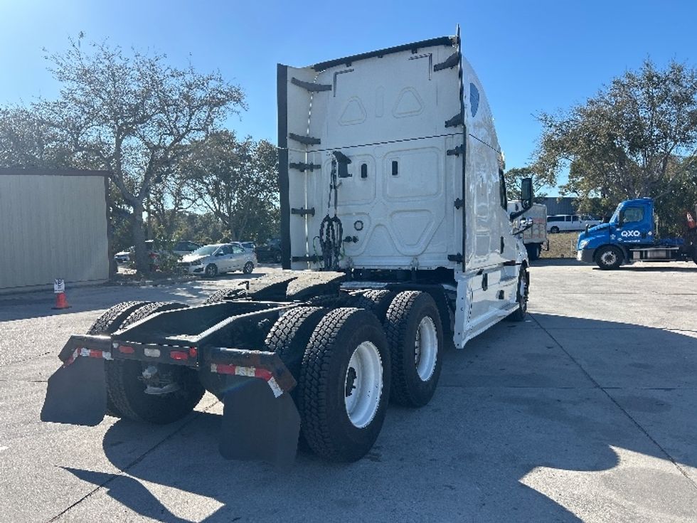 Sleeper Tractor-Heavy Duty Tractors-Freightliner-2019-T12664ST-Tampa-FL-626,906\n\t\tmiles-$ 45,000 - Image 7
