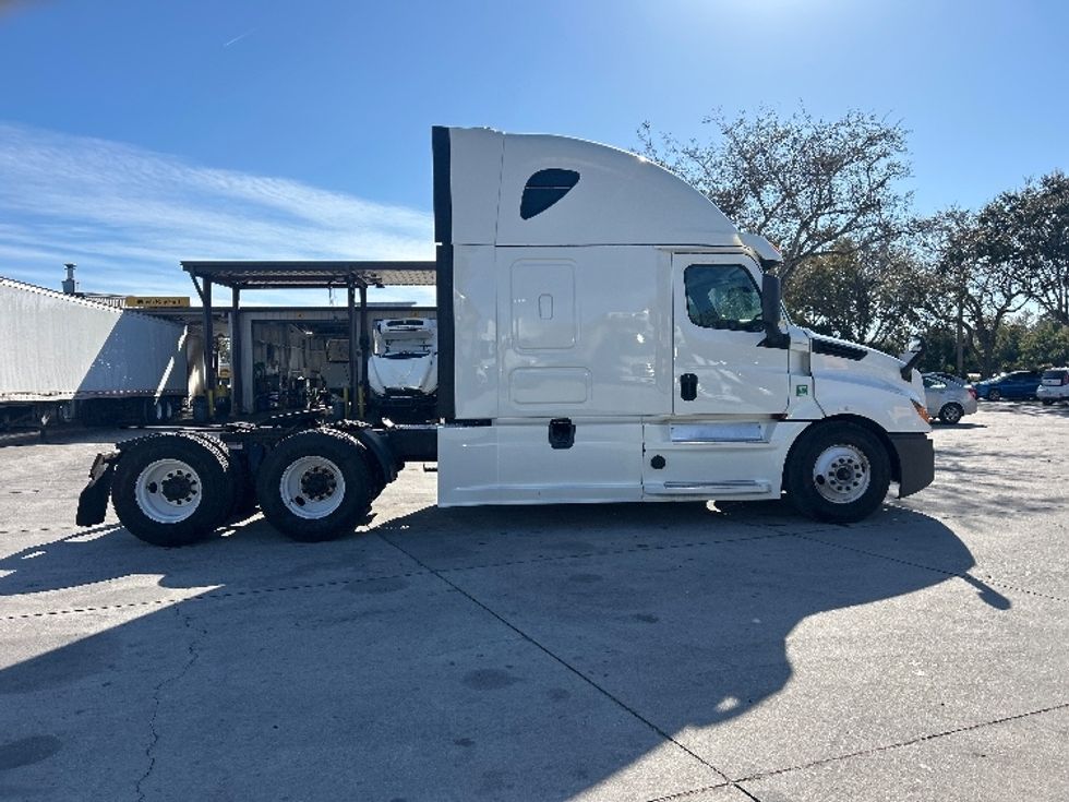 Sleeper Tractor-Heavy Duty Tractors-Freightliner-2019-T12664ST-Tampa-FL-626,906\n\t\tmiles-$ 45,000 - Image 8