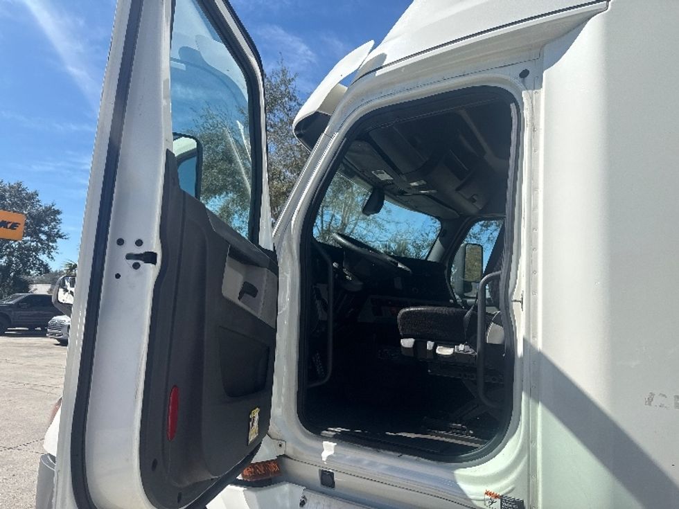 Sleeper Tractor-Heavy Duty Tractors-Freightliner-2019-T12664ST-Tampa-FL-626,906\n\t\tmiles-$ 45,000 - Image 9