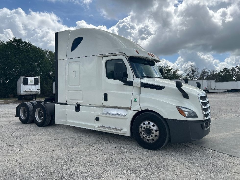 Sleeper Tractor-Heavy Duty Tractors-Freightliner-2019-T12664ST-Tampa-FL-632,993\n\t\tmiles-$ 46,000 - Image 1