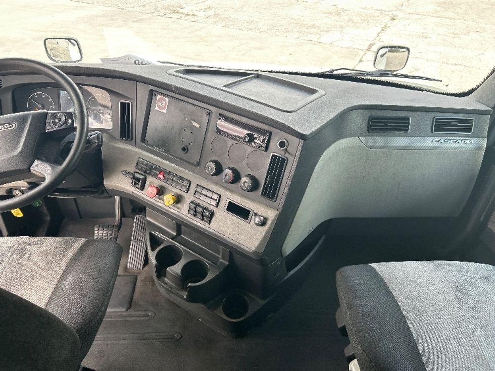 Sleeper Tractor-Heavy Duty Tractors-Freightliner-2019-T12664ST-Tampa-FL-632,993\n\t\tmiles-$ 46,000 - Image 11