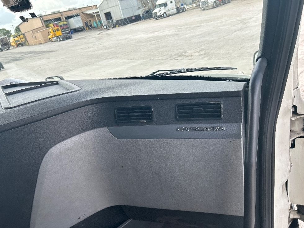 Sleeper Tractor-Heavy Duty Tractors-Freightliner-2019-T12664ST-Tampa-FL-632,993\n\t\tmiles-$ 46,000 - Image 12