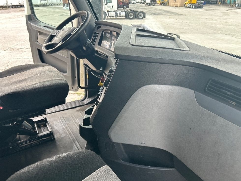 Sleeper Tractor-Heavy Duty Tractors-Freightliner-2019-T12664ST-Tampa-FL-632,993\n\t\tmiles-$ 46,000 - Image 13