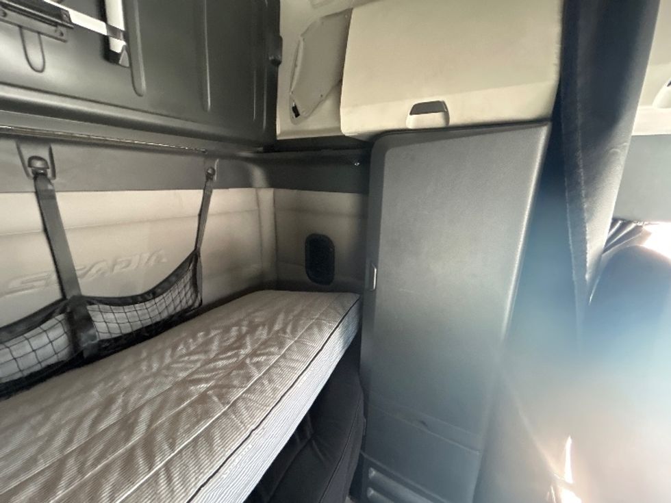 Sleeper Tractor-Heavy Duty Tractors-Freightliner-2019-T12664ST-Tampa-FL-632,993\n\t\tmiles-$ 46,000 - Image 16