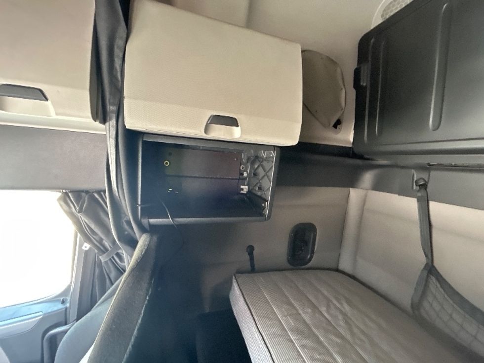 Sleeper Tractor-Heavy Duty Tractors-Freightliner-2019-T12664ST-Tampa-FL-632,993\n\t\tmiles-$ 46,000 - Image 17
