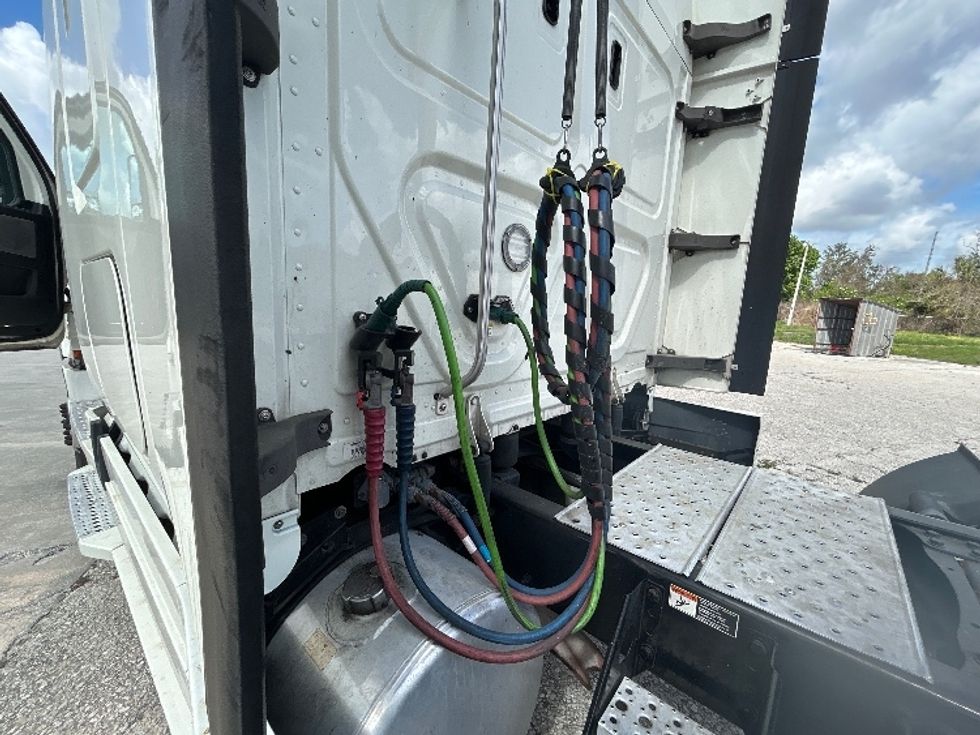 Sleeper Tractor-Heavy Duty Tractors-Freightliner-2019-T12664ST-Tampa-FL-632,993\n\t\tmiles-$ 46,000 - Image 20