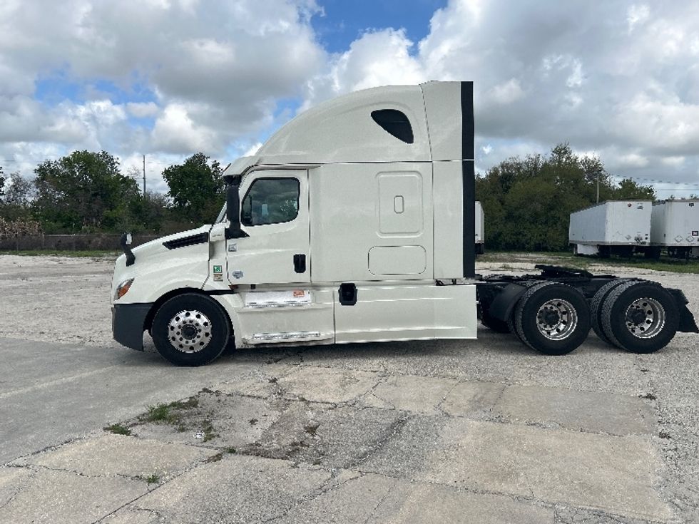 Sleeper Tractor-Heavy Duty Tractors-Freightliner-2019-T12664ST-Tampa-FL-632,993\n\t\tmiles-$ 46,000 - Image 4