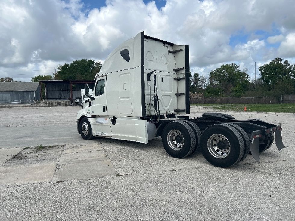 Sleeper Tractor-Heavy Duty Tractors-Freightliner-2019-T12664ST-Tampa-FL-632,993\n\t\tmiles-$ 46,000 - Image 5