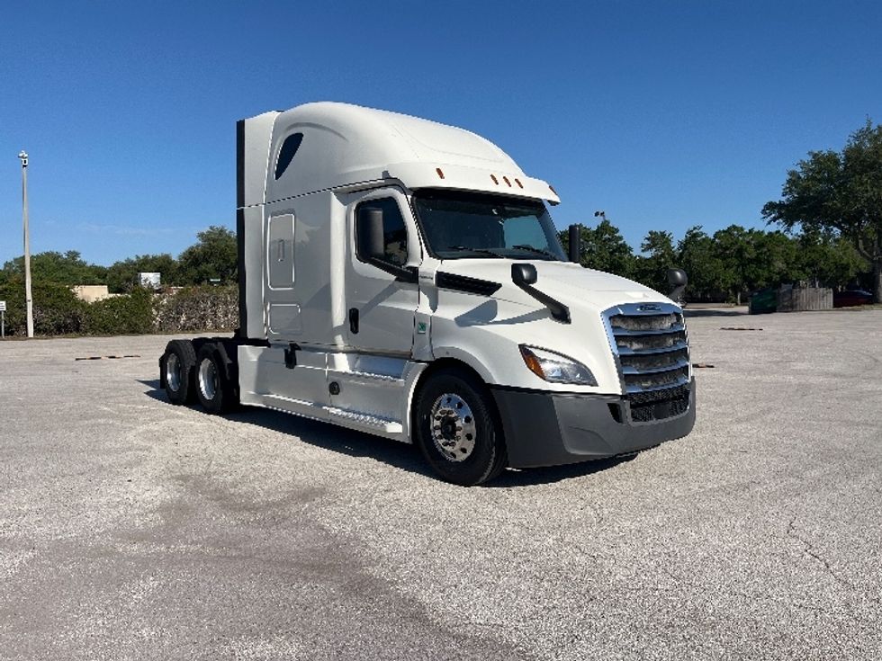 Sleeper Tractor-Heavy Duty Tractors-Freightliner-2019-T12664ST-Tampa-FL-638,199\n\t\tmiles-$ 53,250 - Image 1