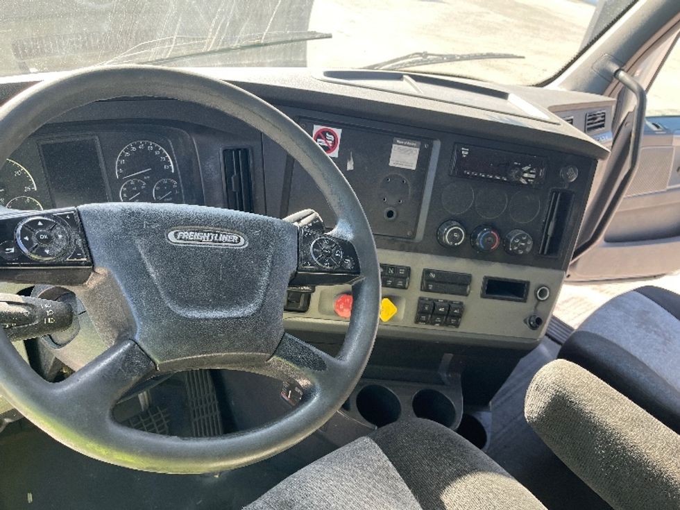 Sleeper Tractor-Heavy Duty Tractors-Freightliner-2019-T12664ST-Tampa-FL-638,199\n\t\tmiles-$ 53,250 - Image 10