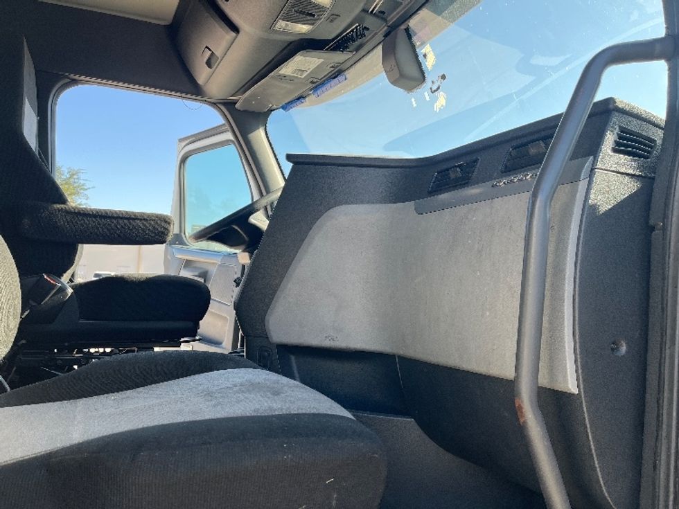 Sleeper Tractor-Heavy Duty Tractors-Freightliner-2019-T12664ST-Tampa-FL-638,199\n\t\tmiles-$ 53,250 - Image 14